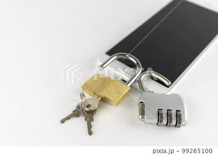 スマートフォンと、開錠されて南京錠とダイヤルロック。2段階認証のイメージ 99265100