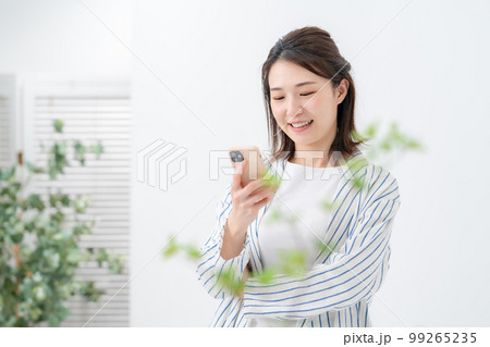 スマートフォンを操作する女性 99265235