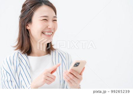 スマートフォンを操作する女性 99265239