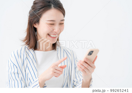 スマートフォンを操作する女性 スマートフォンを操作する女性 99265241