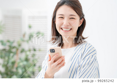 スマートフォンを操作する女性 99265242