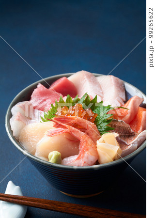 盛り沢山の海鮮丼 99265622
