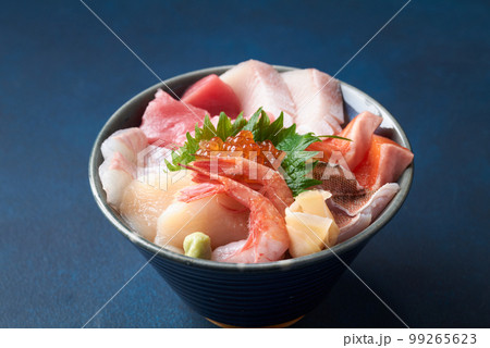 盛り沢山の海鮮丼 99265623
