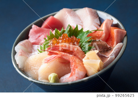 盛り沢山の海鮮丼 99265625