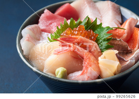 盛り沢山の海鮮丼 99265626