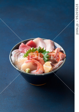 盛り沢山の海鮮丼 99265628