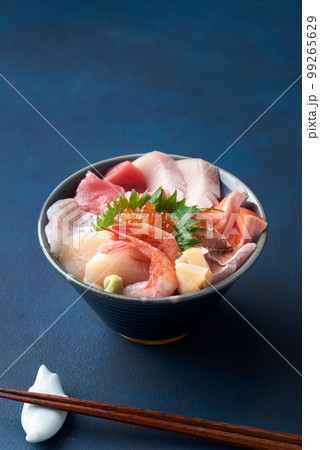 盛り沢山の海鮮丼 99265629