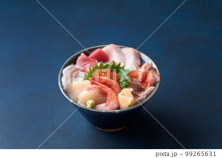盛り沢山の海鮮丼 99265631