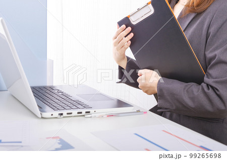 書類を手に持つビジネスウーマン 99265698