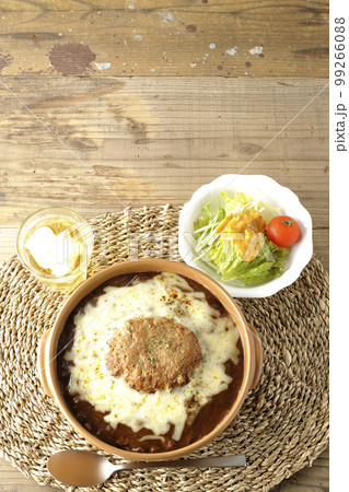 たっぷりのチーズとハンバーグが乗っている焼きカレーとサラダを俯瞰で撮影 たっぷりのチーズとハンバーグが乗っている焼きカレーとサラダを俯瞰で撮影 99266088