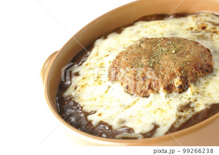 たっぷりのチーズとハンバーグが乗っている焼きカレーを白背景で撮影 たっぷりのチーズとハンバーグが乗っている焼きカレーを白背景で撮影 99266238