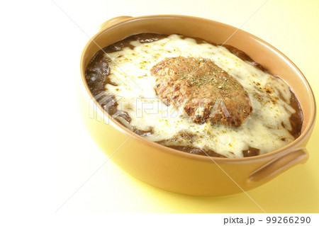 たっぷりのチーズとハンバーグが乗っている焼きカレー 99266290