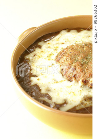 たっぷりのチーズとハンバーグが乗っている焼きカレー たっぷりのチーズとハンバーグが乗っている焼きカレー 99266302