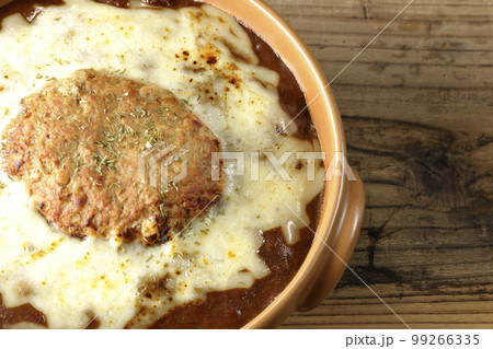 たっぷりのチーズとハンバーグが乗っている焼きカレーを俯瞰で撮影 たっぷりのチーズとハンバーグが乗っている焼きカレーを俯瞰で撮影 99266335