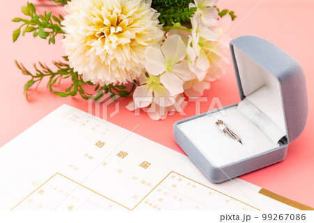 婚姻届と指輪　ピンクバック 99267086