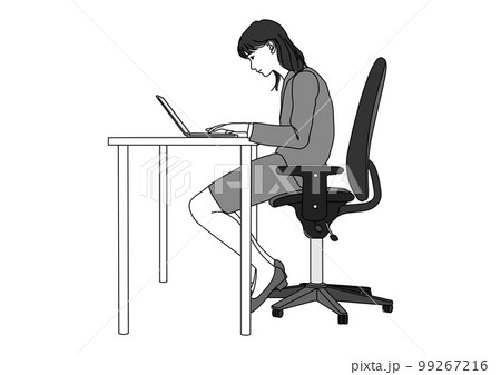 猫背で前かがみの悪い姿勢で椅子に座ってパソコン作業をする女性　OLの全身横向きのイラスト 99267216