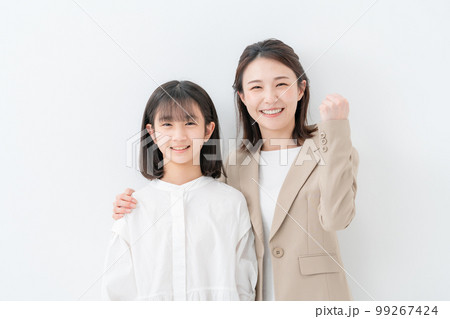 ビジネス　女性　女の子　ガッツポーズ 99267424