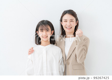 ビジネス　女性　女の子　ガッツポーズ 99267425