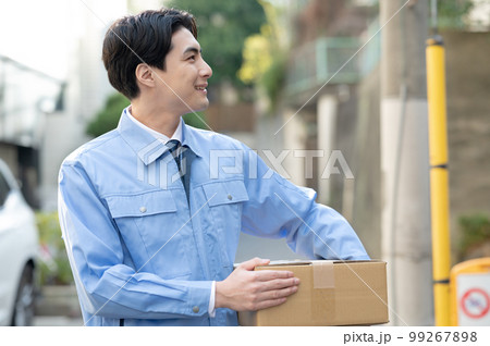 宅配　運送　流通　荷物　ビジネス　男性 99267898