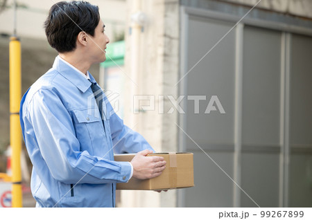宅配 運送 流通 荷物 ビジネス 男性 宅配 運送 流通 荷物 ビジネス 男性 99267899