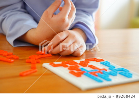 陣取りの二人対戦用ボードゲーム で遊んでいる子供 陣取りの二人対戦用ボードゲーム で遊んでいる子供 99268424