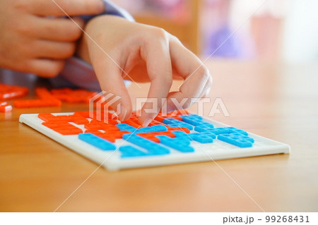 陣取りの二人対戦用ボードゲーム で遊んでいる子供 陣取りの二人対戦用ボードゲーム で遊んでいる子供 99268431