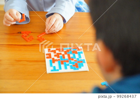 陣取りの二人対戦用ボードゲーム で遊んでいる子供 99268437