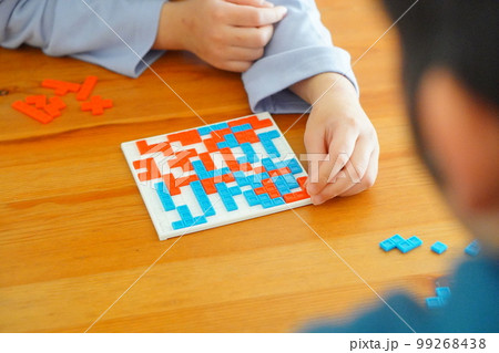 陣取りの二人対戦用ボードゲーム で遊んでいる子供 陣取りの二人対戦用ボードゲーム で遊んでいる子供 99268438