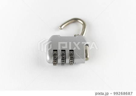 白背景で撮影した鍵の開いたダイアルロック 99268687
