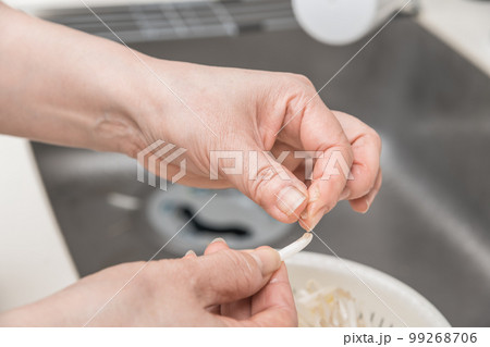 【もやしの根を取る】 【もやしの根を取る】 99268706