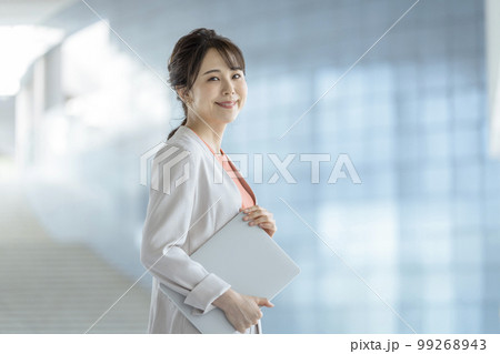 30代のビジネスウーマン　ポートレート 99268943