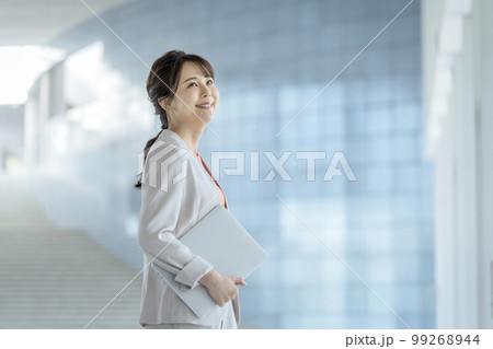 30代のビジネスウーマン　ポートレート 99268944