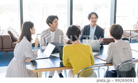 ビジネスシーン　ミーティング　男女 99269091