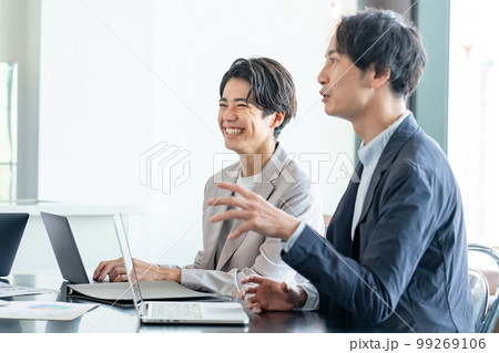 ビジネスシーン　ミーティング　男女 99269106