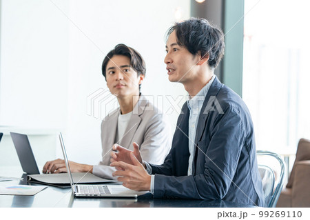 ビジネスシーン　ミーティング　男女 99269110