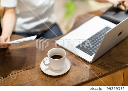 リモートワークをする整頓されたデスクとコーヒー リモートワークをする整頓されたデスクとコーヒー 99269385