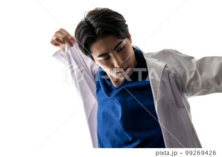 白衣を着るドクター　シルエット 99269426