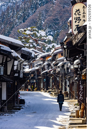 【長野県】冬の奈良井宿・雪景色の古い町並み 99269506