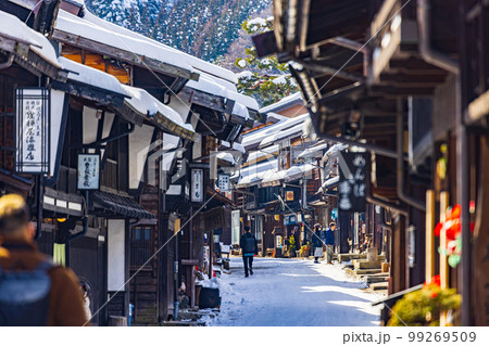 【長野県】冬の奈良井宿・雪景色の古い町並み 99269509