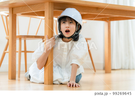 地震　女の子　避難 99269645