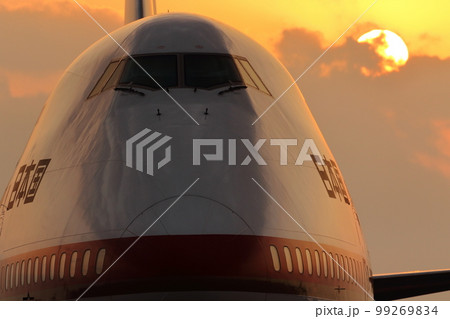 夕陽を背に 99269834