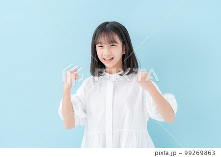 ガッツポーズをする女の子　小学生 99269863