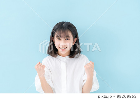 ガッツポーズをする女の子　小学生 99269865