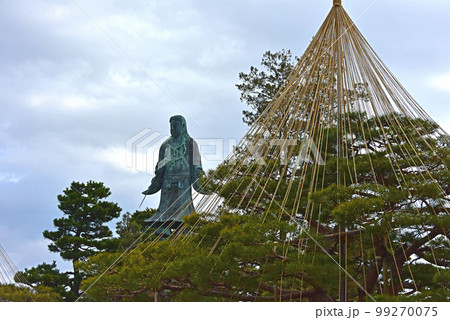 石川県　冬の兼六園 99270075