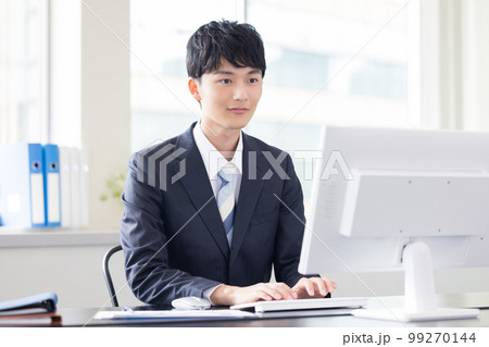 ビジネス　デスクワーク　パソコンを見る男性 99270144
