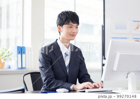 ビジネス　デスクワーク　パソコンを見る男性 99270148