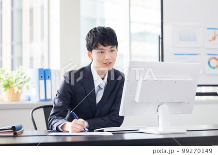 ビジネス　デスクワーク　パソコンを見る男性 99270149