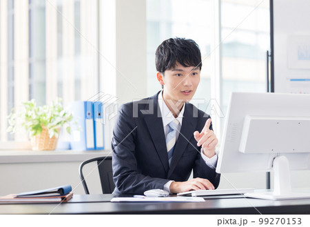 ビジネス　デスクワーク　パソコンを見る男性 99270153