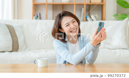 スマホを持つミドル女性 スマホを持つミドル女性 99270372