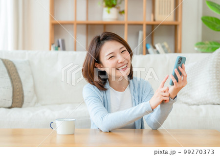 スマホを持つミドル女性 スマホを持つミドル女性 99270373